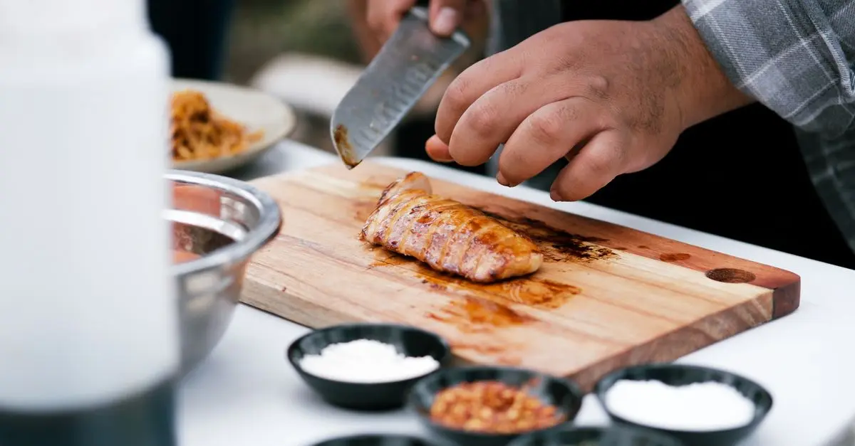Comment découper un poulet rôti comme un pro